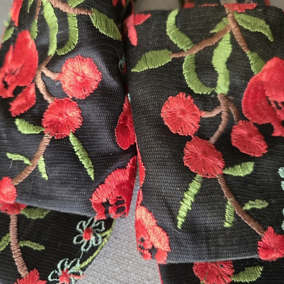 Charles David Women's Floral Embroidered Slides - Black and Red ~size 11 - Picture 3 of 4